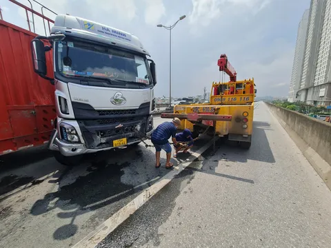 Tai nạn trên đường vành đai 3 xe container tông vỡ lan can bê tông