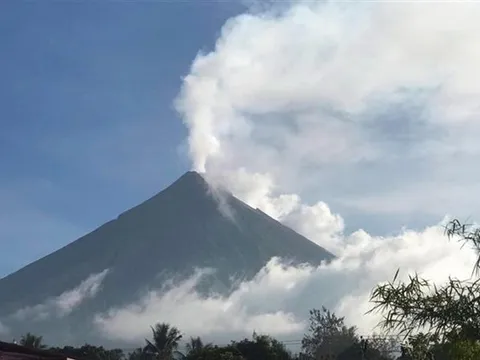 Philippines cảnh báo nguy cơ về sức khỏe do tro bụi và khí độc từ núi lửa Mayon