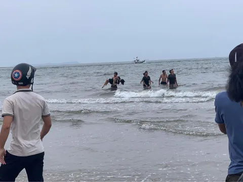 Ông ngoại đưa 4 cháu đi tắm biển, 3 cháu đuối nước thương tâm