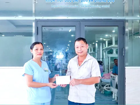 Nhân viên bệnh viện trao lại tiền cho người nhà bệnh nhân đánh rơi