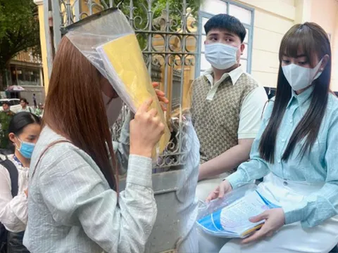Trang Nemo ăn mặc giản dị, liên tục lấy tay che mặt khi xuất hiện ở phiên toà chiều nay (16/6)