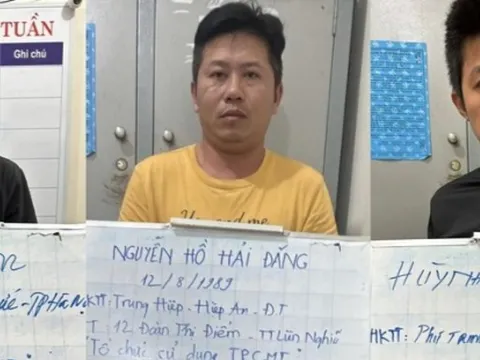 Ập vào phòng VIP 3, bắt quả tang 3 thanh niên đang làm chuyện xấu trước mặt 2 nữ tiếp viên