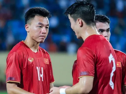 Tiền vệ U23 được đàn anh tận tình chỉ bảo trong lần đầu khoác áo ĐT Việt Nam