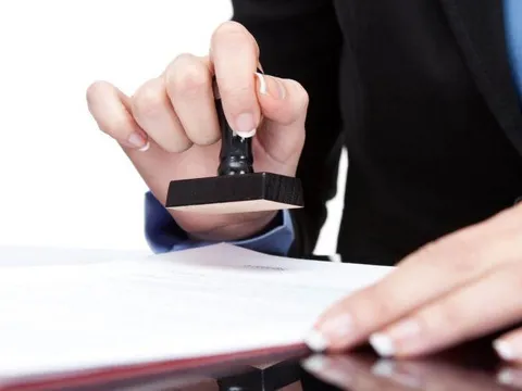 Có bắt buộc điểm chỉ trong công chứng hợp đồng, giao dịch?