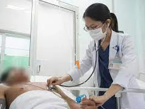Người đàn ông nhập viện khẩn kèm con rắn hổ chúa nặng 2kg