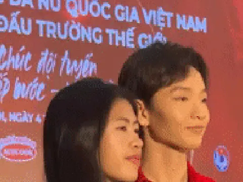 Tiền vệ Thanh Nhã được ca sĩ Hoàng Dũng xin chụp ảnh cùng trong lễ xuất quân của tuyển nữ Việt Nam