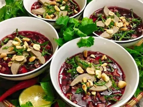 Quảng Bình: 7 người nhập viện cấp cứu ngộ độc thực phẩm nghi do ăn tiết canh bò
