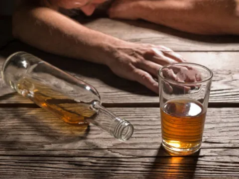 Pha 0,5 lít cồn công nghiệp với nước rồi uống, người đàn ông không ngờ đến hậu quả