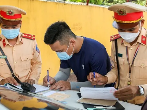 Bị CSGT xử phạt vì “chạy rùa bò”, tài xế than do ế khách
