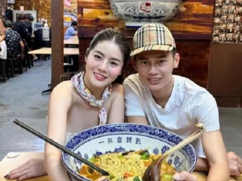 Động thái lạ của người vợ 'hotgirl' giữa lúc Phan Công Khanh bị bắt