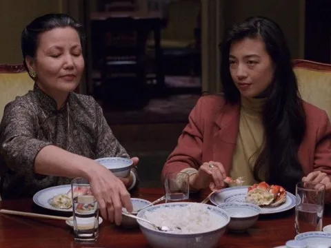 Bực mẹ chồng, con dâu ăn cơm không thèm mời, bà liền vứt bát lôi tôi đến một nơi