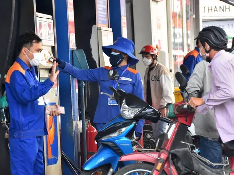 Giá xăng tăng gần 1.300 đồng/lít
