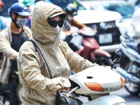 Siêu bão Doksuri sắp càn quét Biển Đông, miền Bắc tiếp tục đợt nắng đỉnh điểm