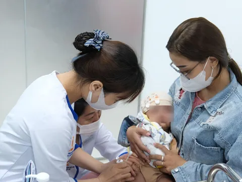 Lô vaccine 5 trong 1 do WHO và UNICEF hỗ trợ về đến Việt Nam
