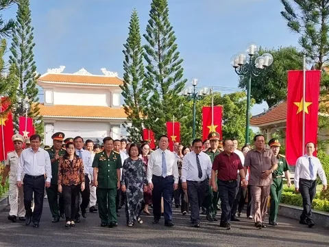 Trưởng ban Tuyên giáo Trung ương dâng hương tại nghĩa trang liệt sĩ Gò Công