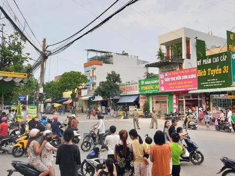 Đang nói chuyện với người phụ nữ bán cá, người đàn ông bất ngờ làm chuyện tàn ác