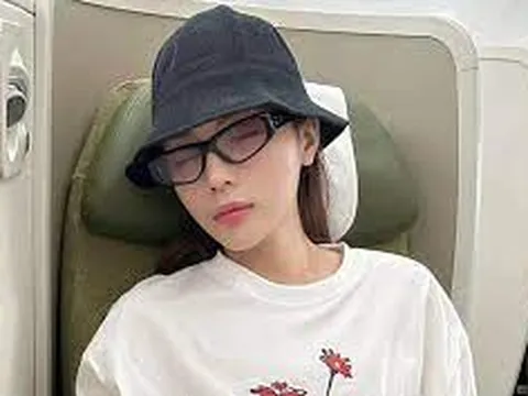 Hoa hậu Kỳ Duyên khoe da mịn như 'trứng gà bóc' trên máy bay
