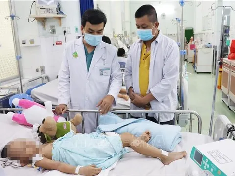 Sử dụng kỹ thuật ECMO cứu sống bệnh nhi mắc tay chân miệng nguy kịch