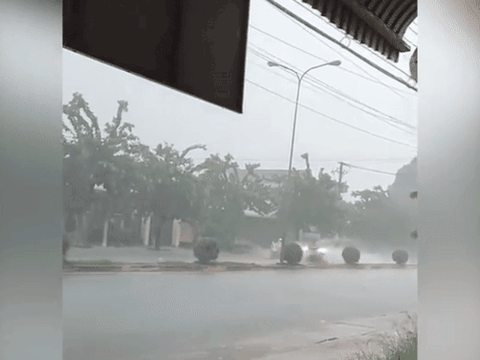 Phóng xe vèo vèo dưới trời mưa, tài xế bị dân mạng mỉa mai: Khoe xe mới mua à?