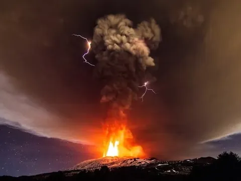 Italy: Núi lửa Etna phun trào khiến các sân bay trên đảo đóng cửa