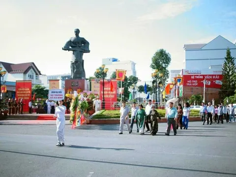 Tiền Giang: Đoàn nhà báo cao niên, nghỉ hưu viếng mộ, tượng đài Anh hùng dân tộc Trương Định