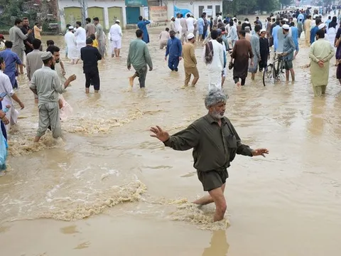 Khoảng 100.000 người đi sơ tán do lũ lụt ở miền Trung Pakistan.
