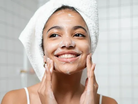 6 thói quen buổi sáng tưởng có lợi nhưng đang âm thầm hủy hoại làn da của bạn