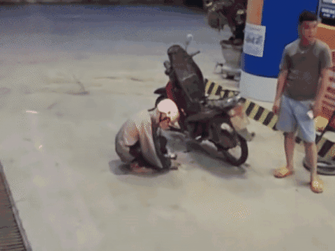 Vừa đổ xăng xong, người đàn ông có hành động khiến ai cũng chạnh lòng