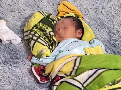Xót xa bé trai 20 ngày tuổi bị bỏ rơi trước cổng chùa Mộc Thông