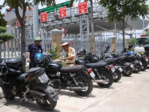 30 xe phân khối lớn 'phi' trên cao tốc, tông CSGT bị thương