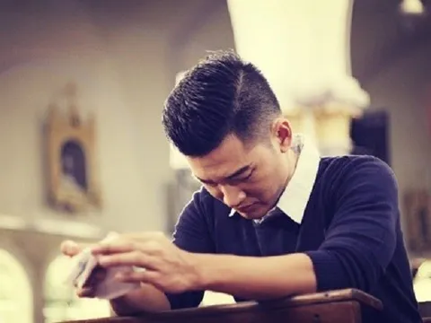 Mất điện thoại mượn mẹ vợ dùng tạm, nhìn bà lưu tên con rể trong máy mắt tôi cay xè