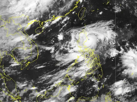 Siêu bão Saola càn quét khiến hàng trăm người dân Philippines phải sơ tán