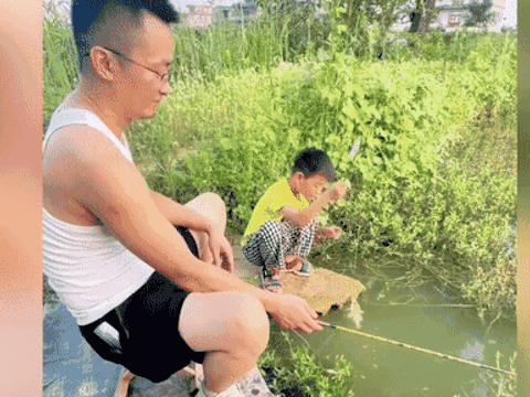 Dẫn con trai đi câu cá, ông bố chỉ biết cười gượng khi nhìn thành quả của con