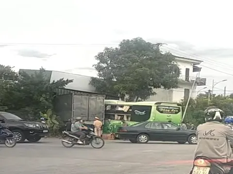 Thanh Hoá: Xe khách va chạm xe tải biển xanh, 1 người chết, 1 người bị thương