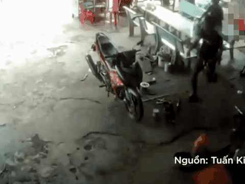 Nhân viên bỏ chạy khi ông chú bước vào tiệm, biết lý do ai nấy cũng cười ngất