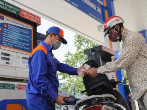 Giá xăng tăng lần thứ 6 liên tiếp, chạm ngưỡng 25.000 đồng/lít