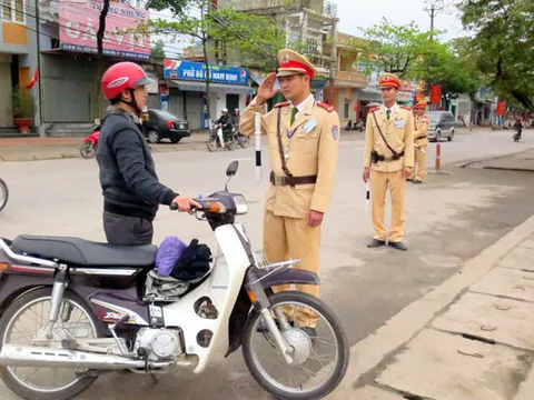 Từ 15/9/2023 CSGT không bắt buộc phải chào bằng lời nói với người điều khiển xe