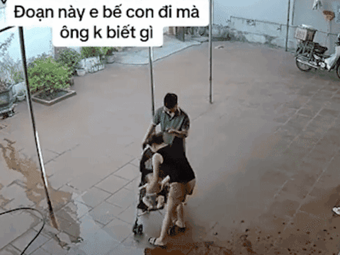 Ông bố đẩy con đi dạo nhưng mải mê bấm điện thoại và cái kết 'dở khóc dở cười'