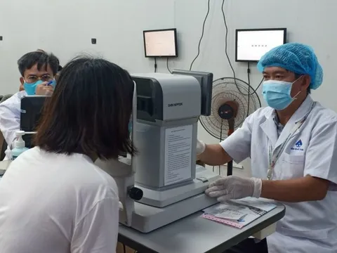 Bệnh đau mắt đỏ không lây lan qua đường nước uống
