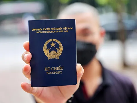 Cảnh báo rủi ro từ dịch vụ làm hộ chiếu online