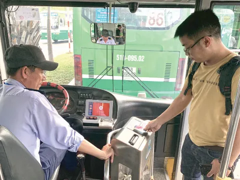 Hà Nội triển khai thí điểm dùng vé xe buýt điện tử