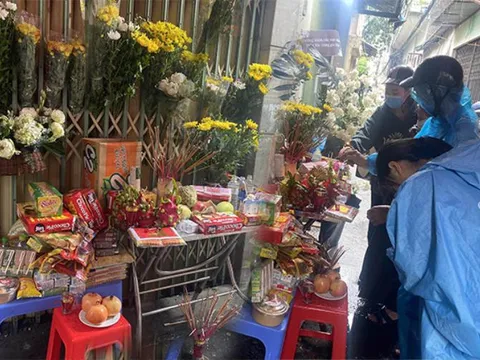 Xót xa cảnh dòng người đội mưa đến thắp hương tiễn biệt các nạn nhân vụ cháy