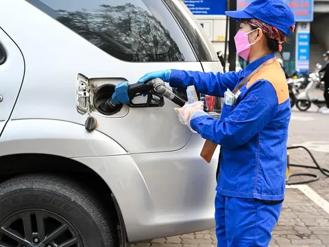 Bộ Tài chính phản hồi về đề xuất thu phí đường bộ qua xăng dầu