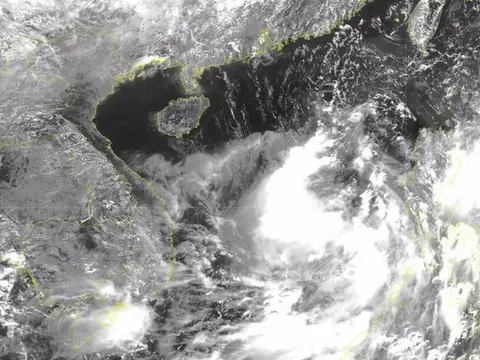 Biển Đông xuất hiện áp thấp, đang mạnh lên