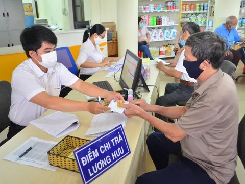 Chi trả trợ cấp an sinh không dùng tiền mặt, người cao tuổi nhận tiền thế nào?