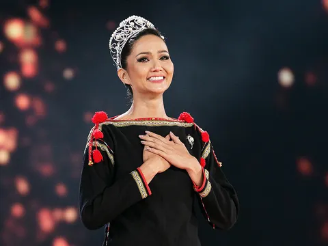 H'Hen Niê được vinh danh, nhận bằng khen Nghệ sĩ vì cộng đồng năm 2023