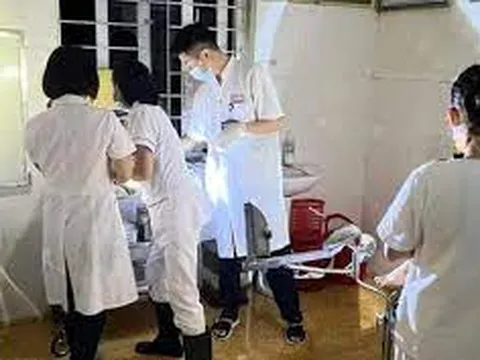 Sản phụ ở Nghệ An hạ sinh bé trai giữa tâm lụt, bác sĩ đặt cho cái tên hóm hỉnh