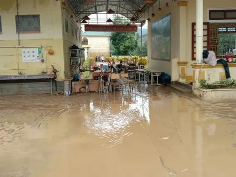 Nghệ An: Ngành giáo dục trao gần 400 triệu đồng hỗ trợ thầy trò vùng lũ Quỳ Châu
