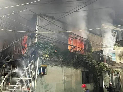 Đà Nẵng: Cứu 6 người thoát nạn khỏi vụ cháy nhà 2 tầng trong đêm