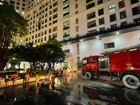 Dập tắt đám cháy tại căn hộ thuộc tầng 6 nhà chung cư tại Hà Nội
